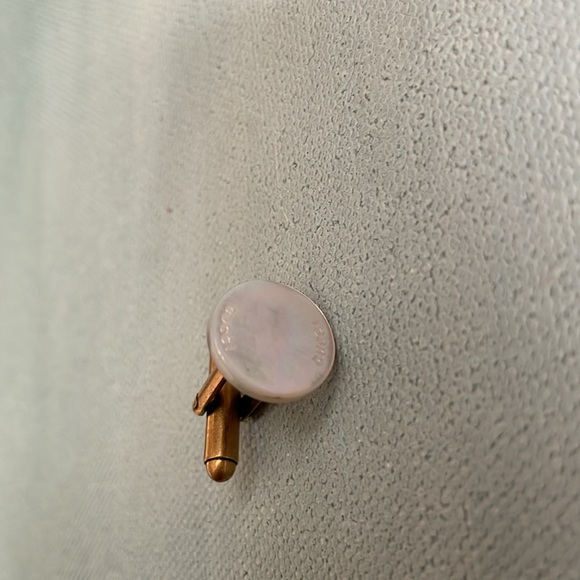 Authentic Gucci Mother of Pearl Replacement Cufflink - Picture 8 of 8